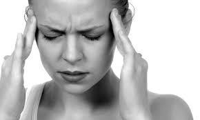 群発頭痛　悩む女性